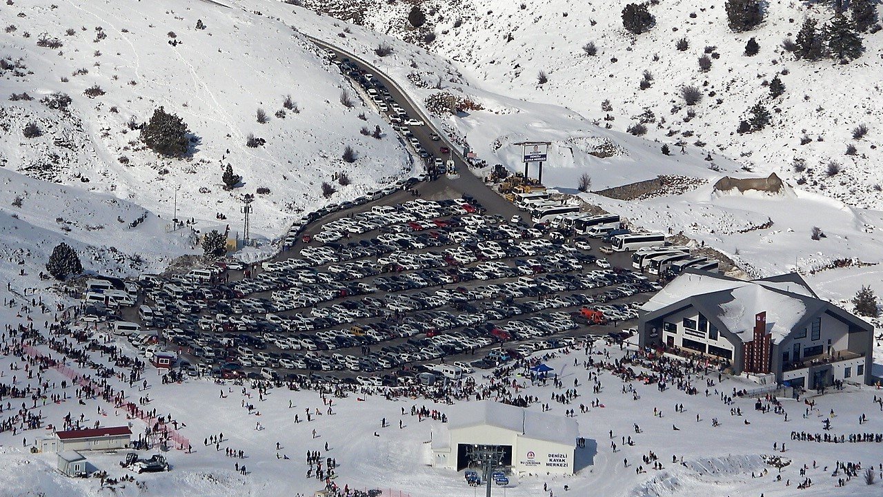 Denizli Kayak Merkezi hafta sonu 40 bin misafir ağırlıyor