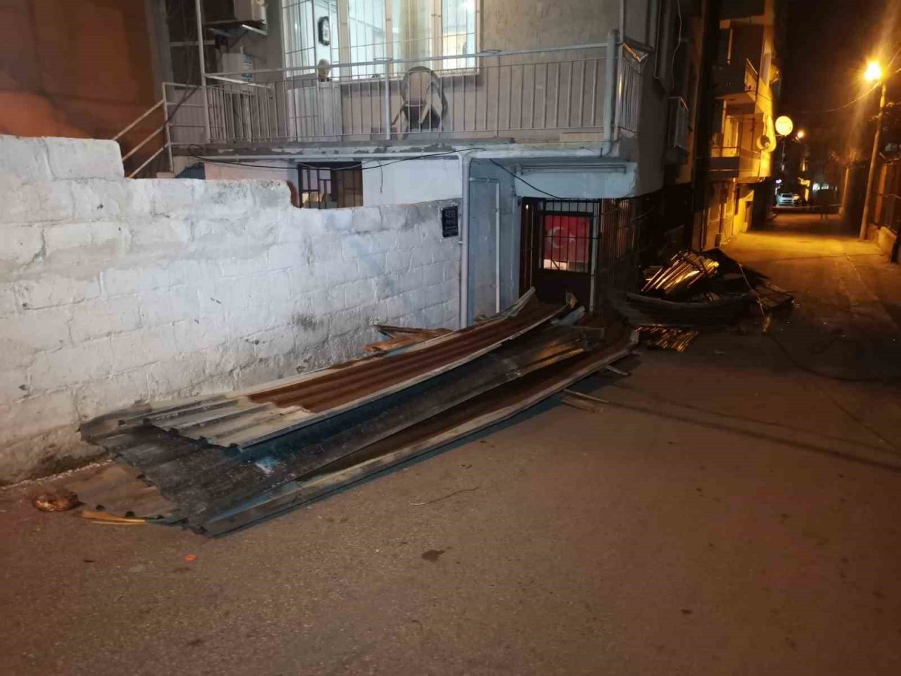İzmir’de uçan çatı binaya çarptı, ev sahibi korku dolu anlar yaşadı