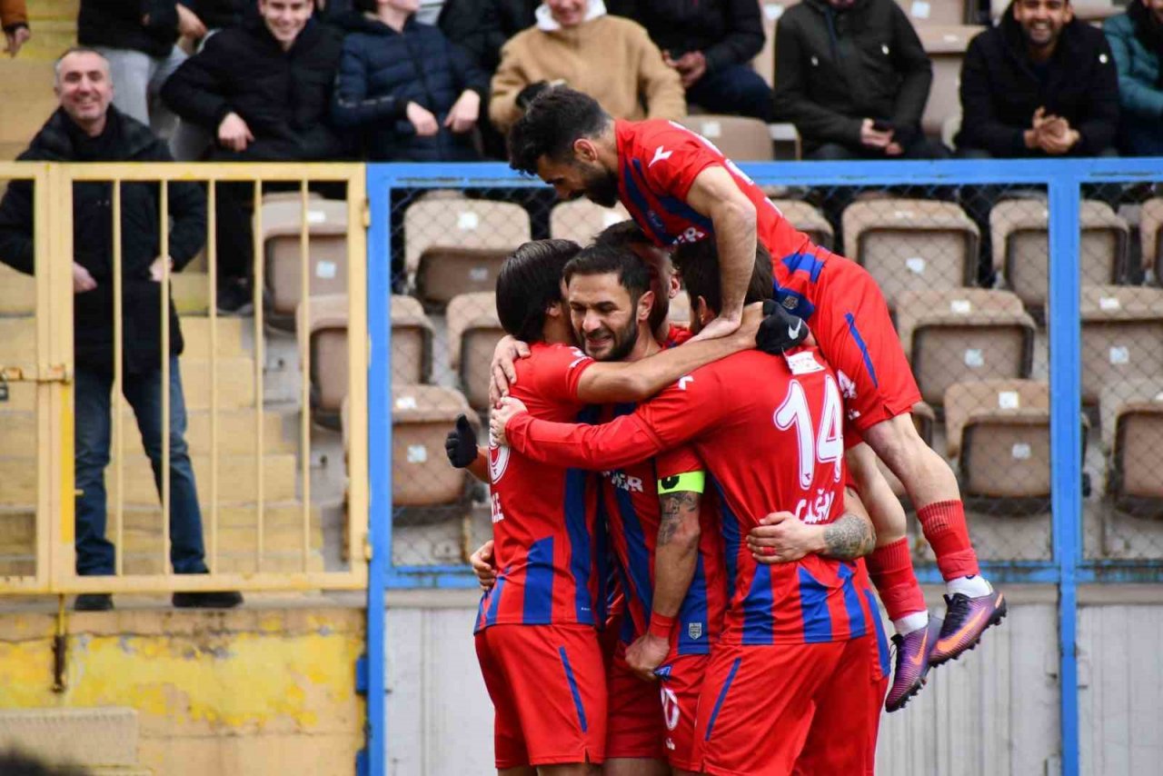 Karabük İdman Yurdu evinde kazanarak liderliğini sürdürdü