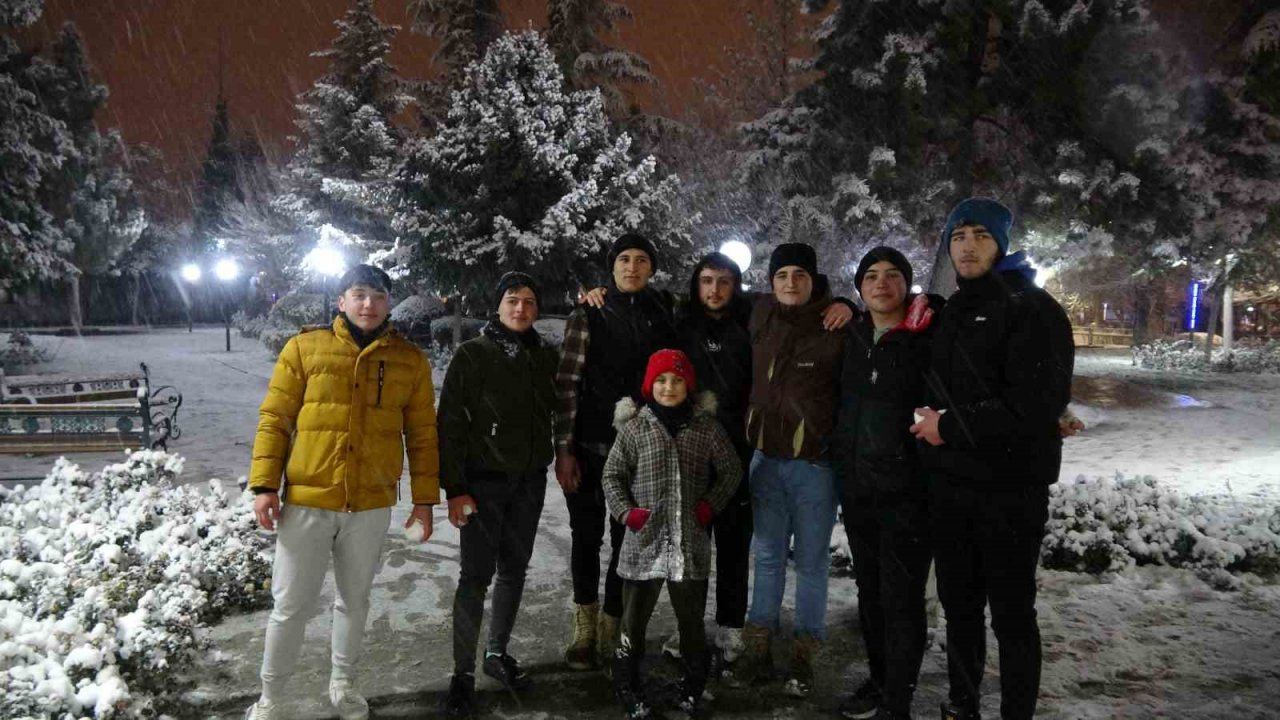 Burdur’da beklenen kar yağdı, öğrenciler sokağa döküldü