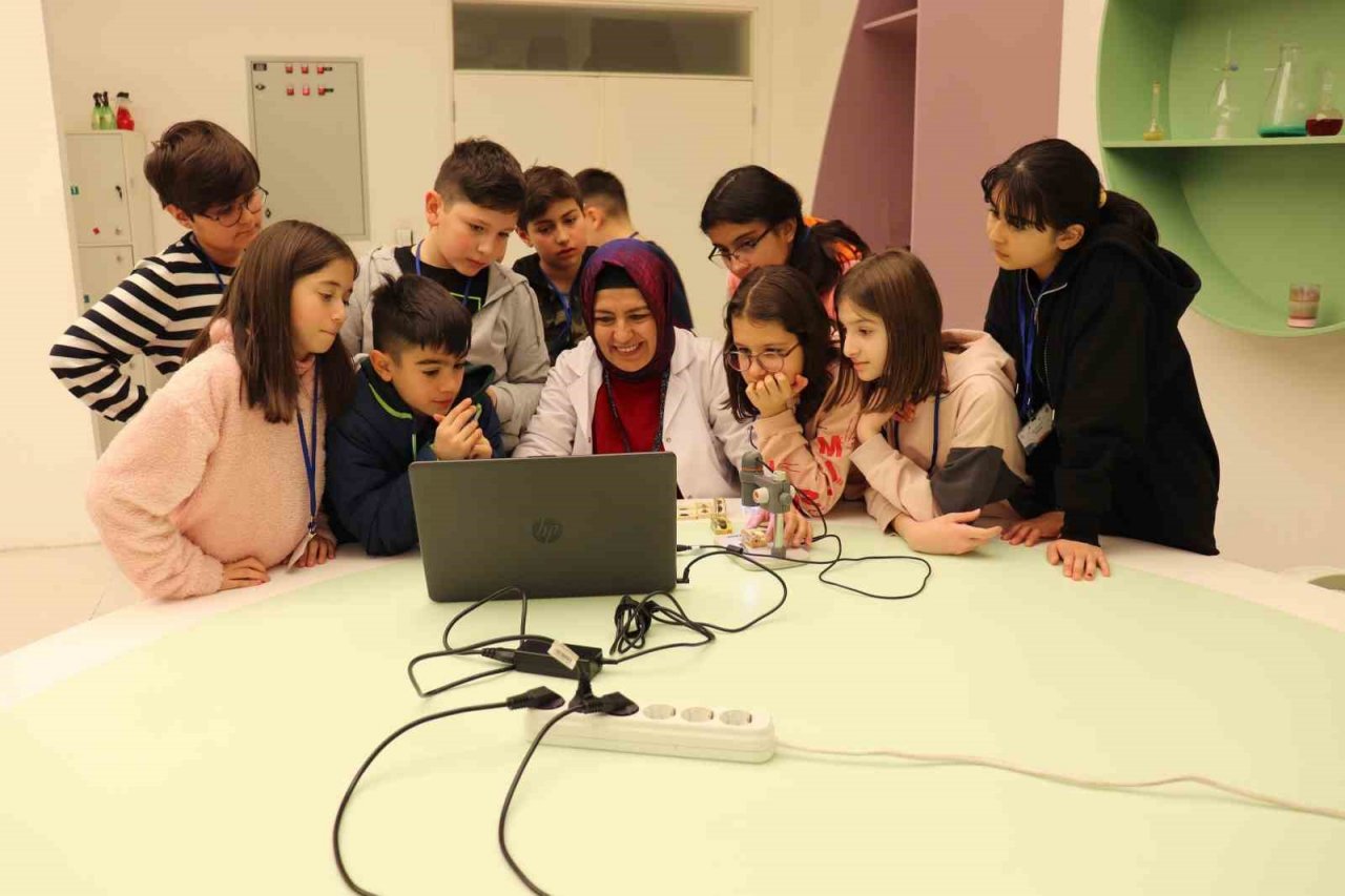 Çocuklar büyükşehir ile ’bilim’ dolu tatil geçirdi