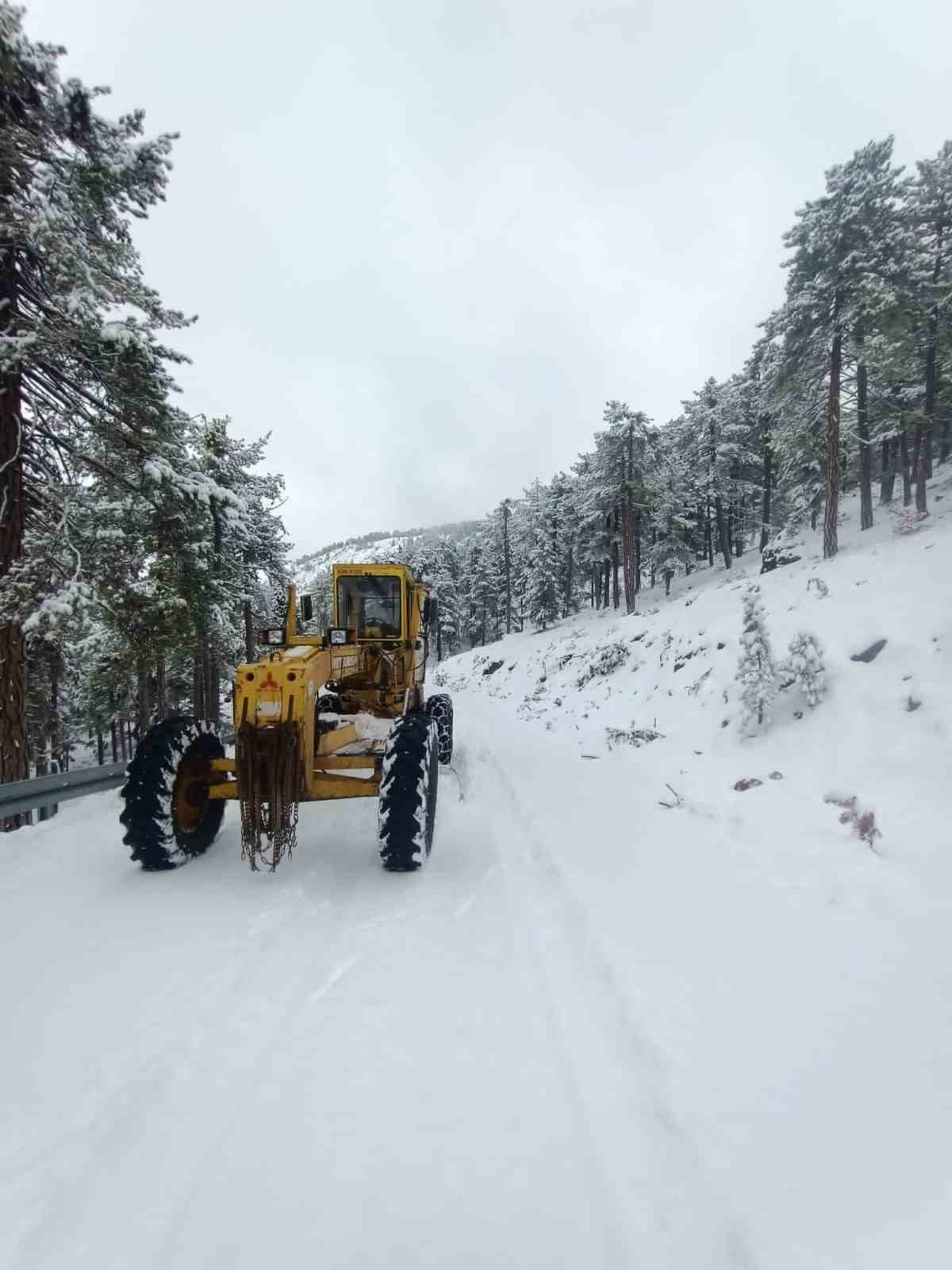 Yollar temizlendi, çocuklar karın keyfini çıkardı
