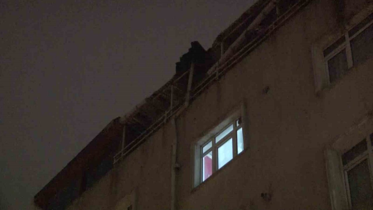 Küçükçekmece’de çatı kaplaması uçtu, 2 araç hasar aldı