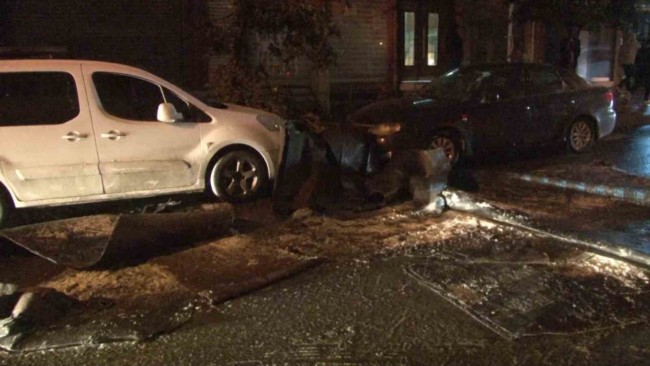 Küçükçekmece’de çatı kaplaması uçtu, 2 araç hasar aldı