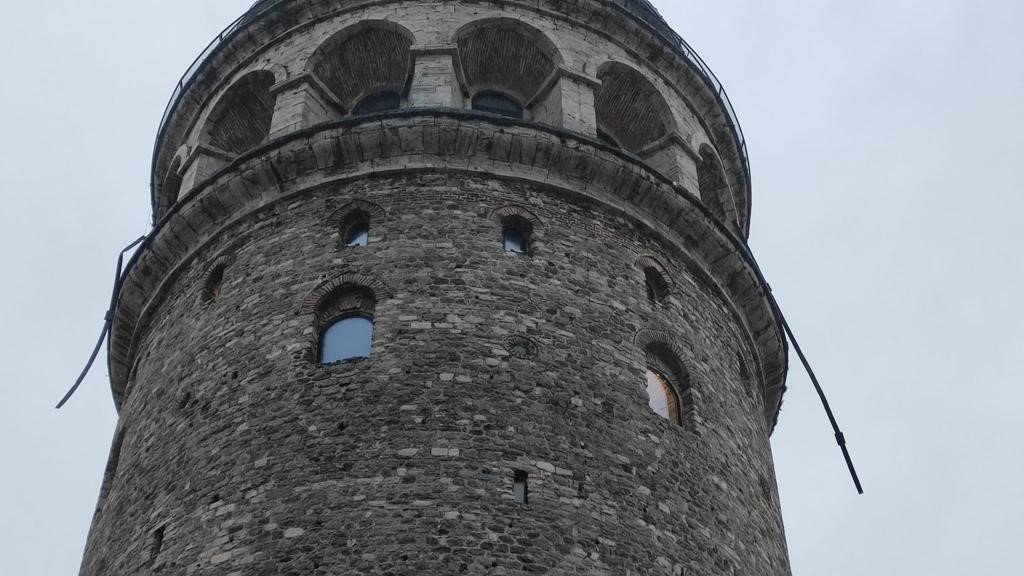 Galata Kulesi’ndeki demirler rüzgardan hasar gördü