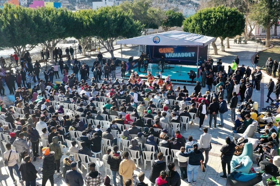 Vali Pehlivan: "Tüm birimlerimizle gençlerimizin hizmetindeyiz"