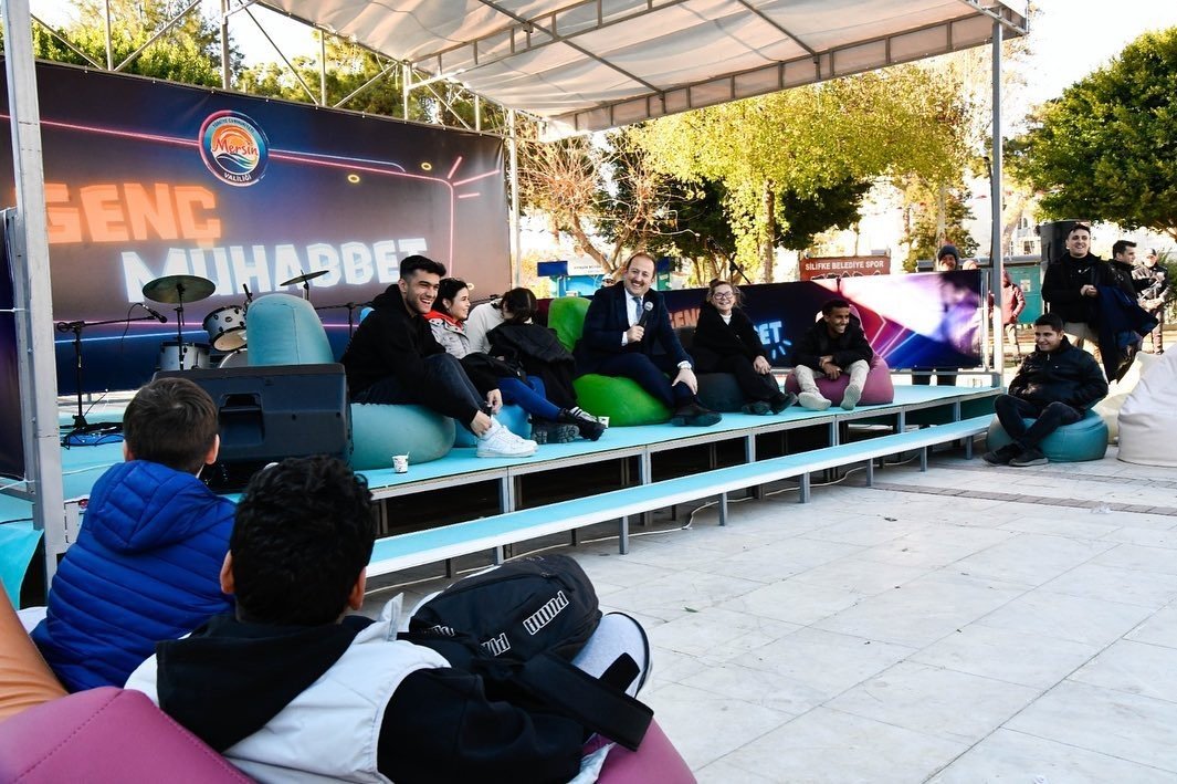 Vali Pehlivan: "Tüm birimlerimizle gençlerimizin hizmetindeyiz"