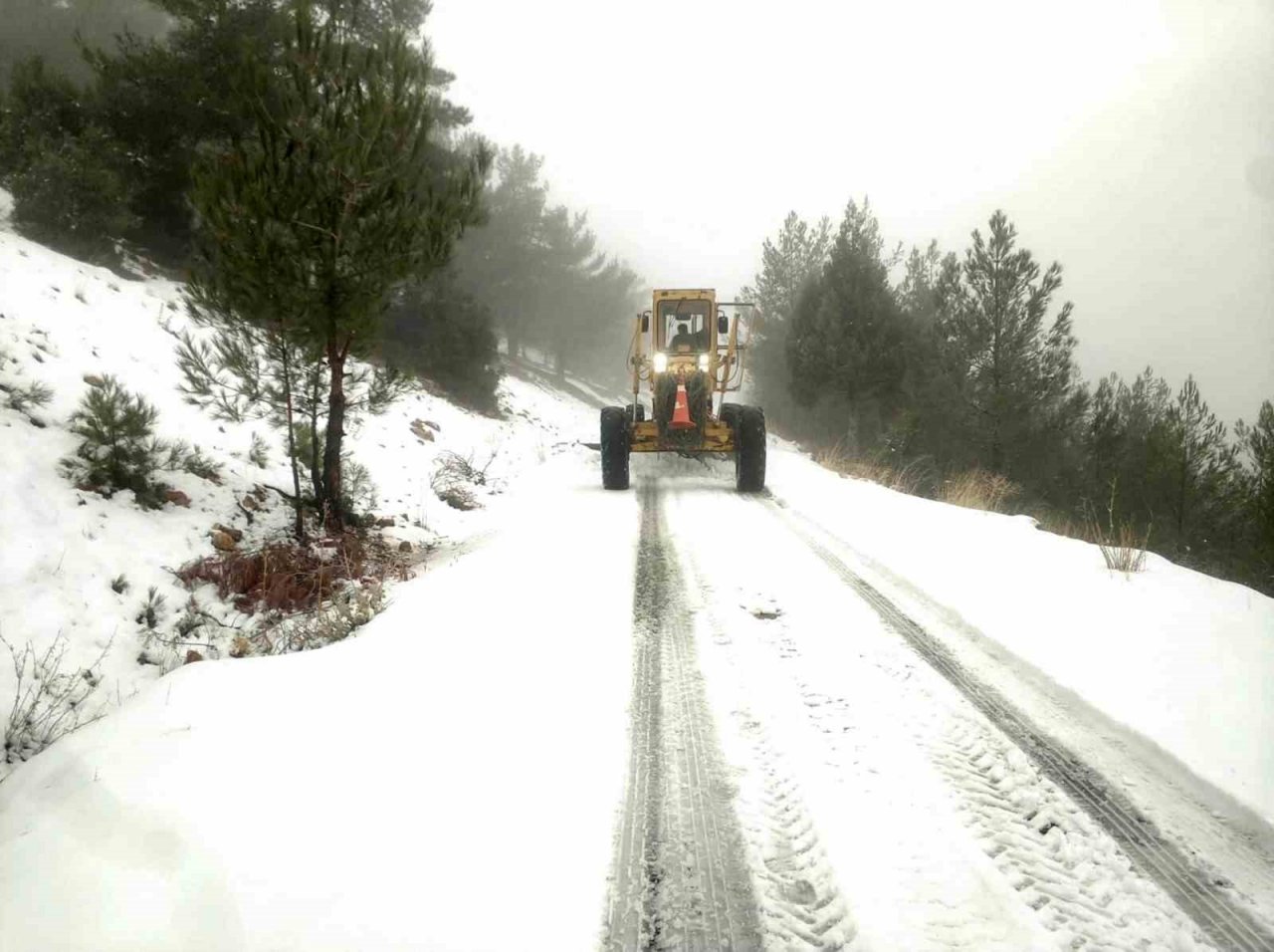 Mut’un yayla mahallelerinde karla mücadele