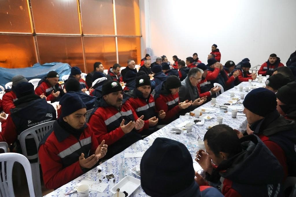 Başkan Savran, temizlik personelleri ile kahvaltıda bir araya geldi