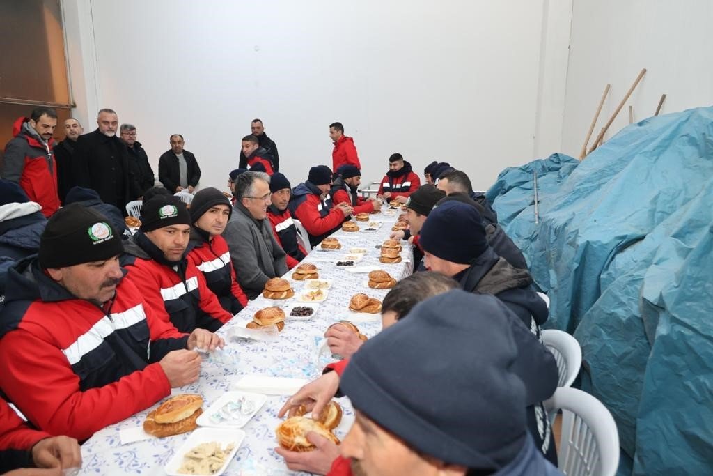 Başkan Savran, temizlik personelleri ile kahvaltıda bir araya geldi