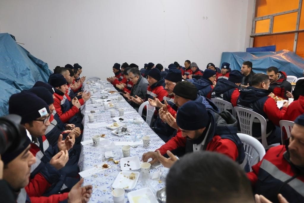 Başkan Savran, temizlik personelleri ile kahvaltıda bir araya geldi