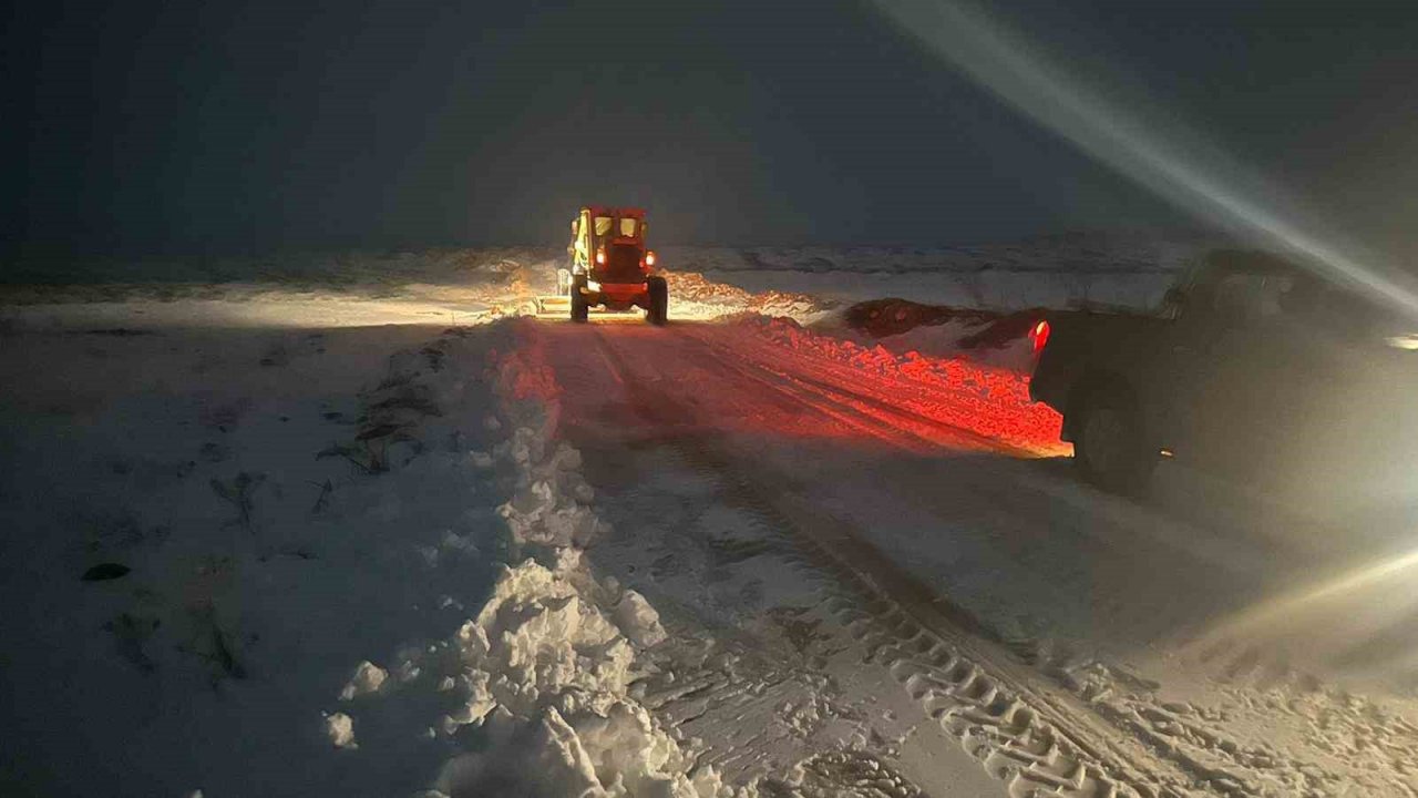 Şanlıurfa’da karla mücadele gece boyu devam etti