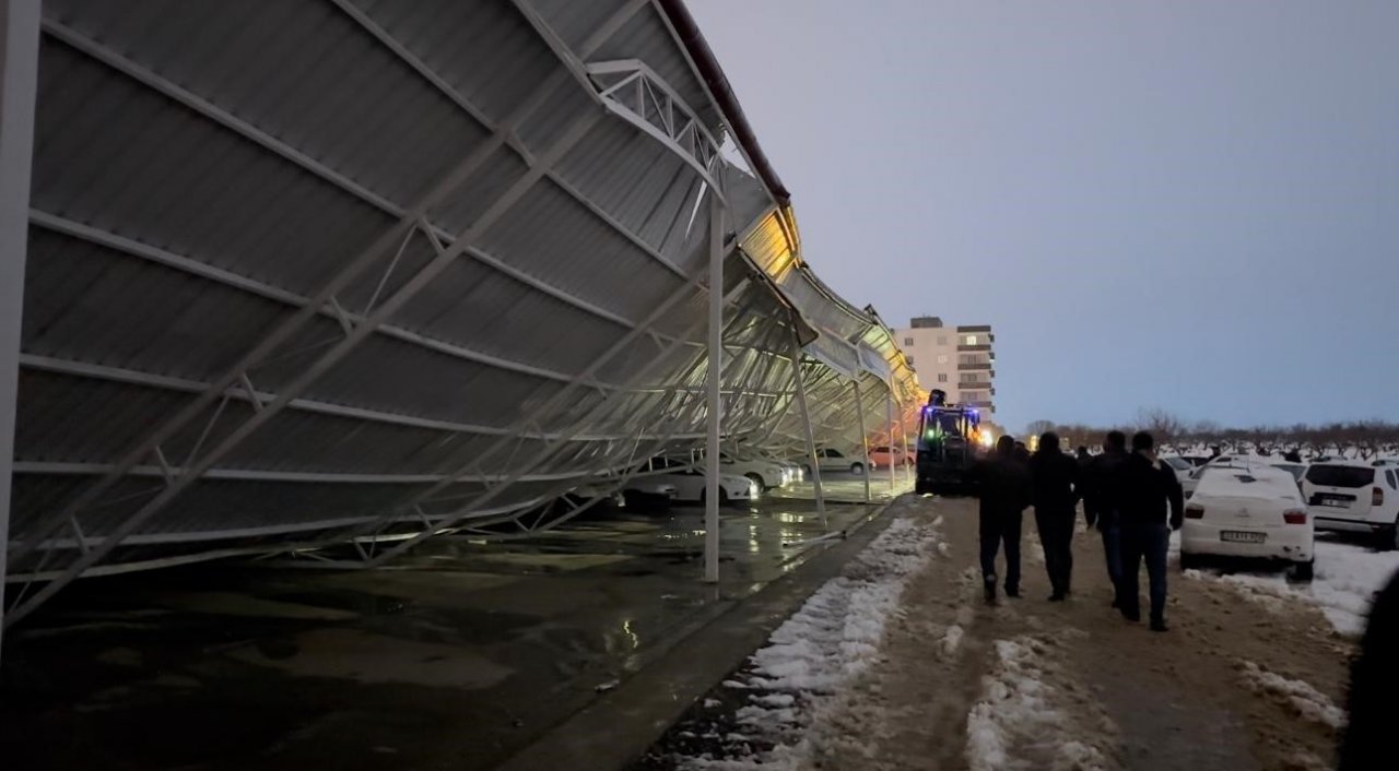 Siverek’te Oto Galericiler Sitesi’nin çatısı çöktü, onlarca araç altında kaldı