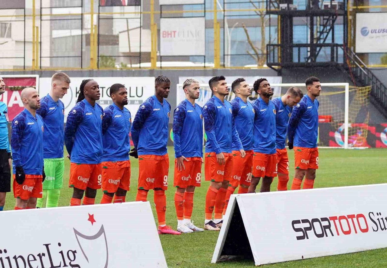 Spor Toto Süper Lig: İstanbulspor: 0 - Alanyaspor: 0 (İlk yarı)