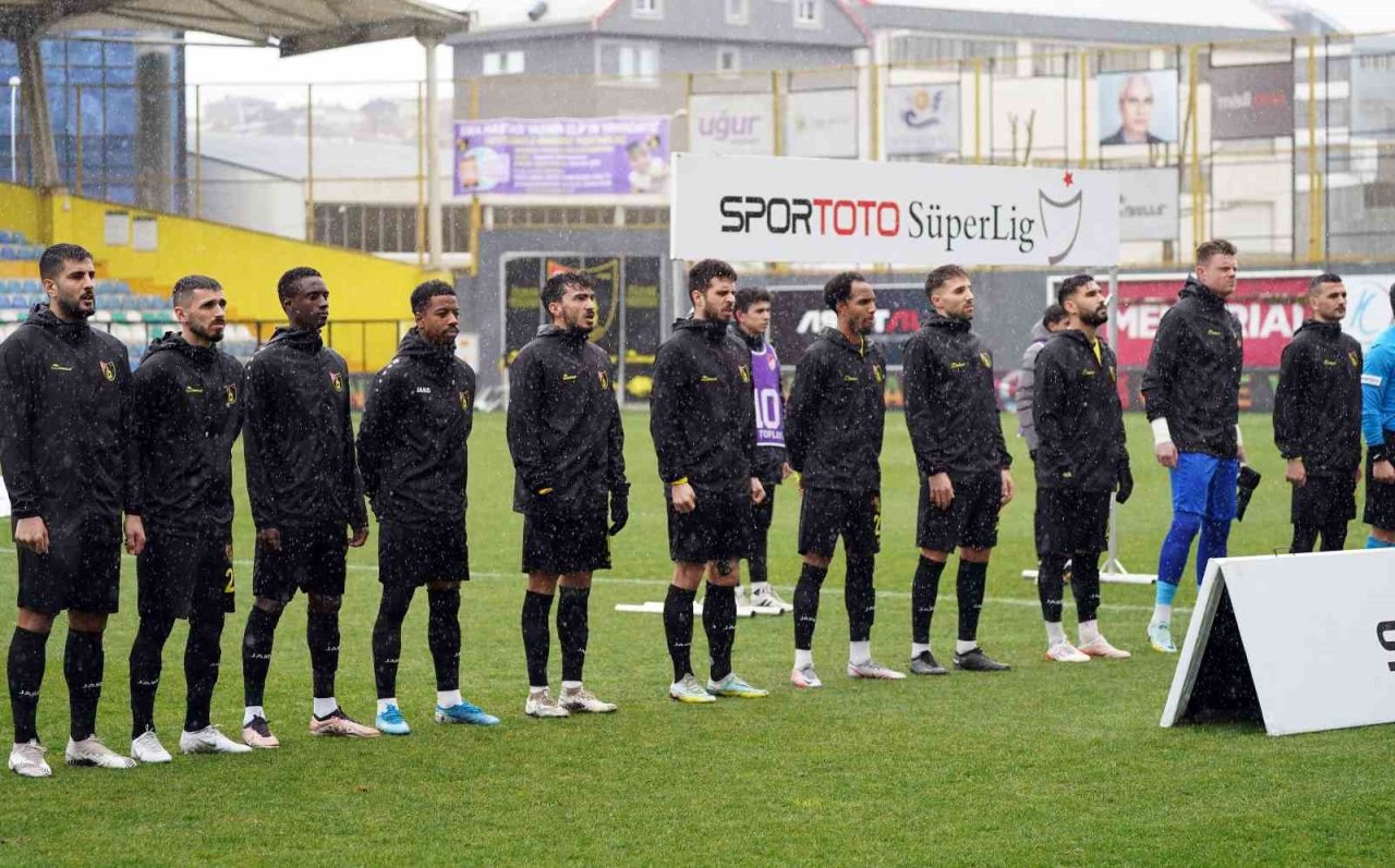 Spor Toto Süper Lig: İstanbulspor: 0 - Alanyaspor: 0 (İlk yarı)