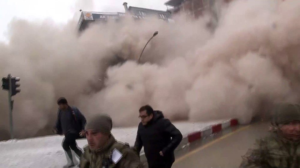 Deprem bölgesi beşik gibi, 7,5 büyüklüğünde artçı deprem hasarlı binayı böyle yıktı