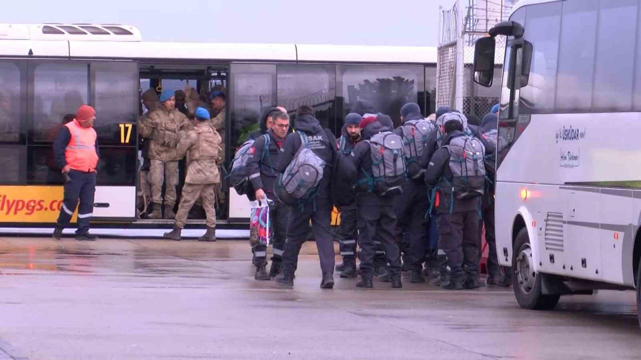 700 kişilik arama kurtarma ekibi, Sabiha Gökçen Havalimanı’ndan deprem bölgesine gitti