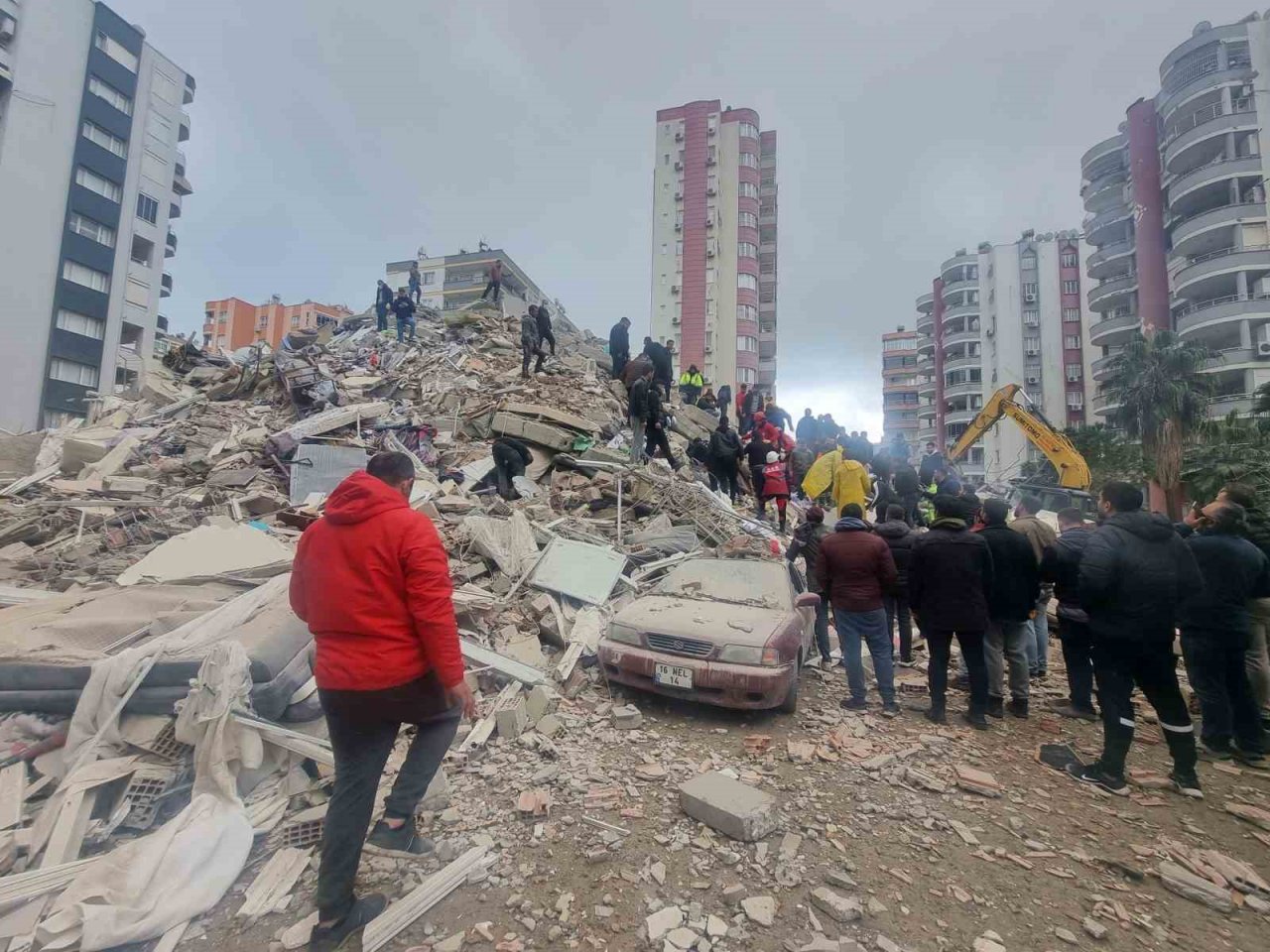 Adana’da 8 kişi için Belur Apartmanı’nda umutlu bekleyiş