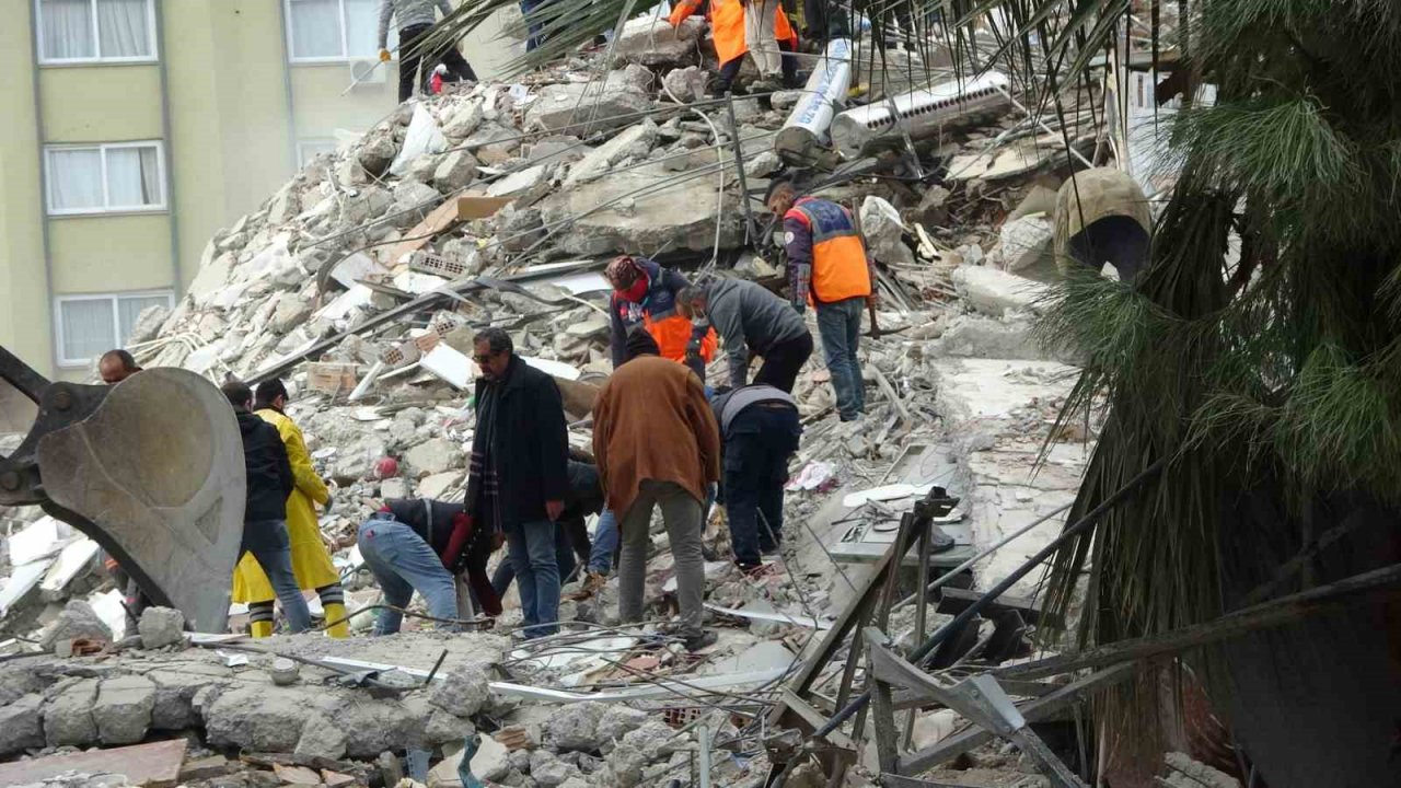 Adana’da 8 kişi için Belur Apartmanı’nda umutlu bekleyiş