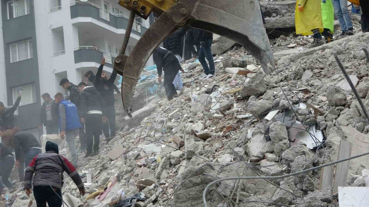 Adana’da 8 kişi için Belur Apartmanı’nda umutlu bekleyiş