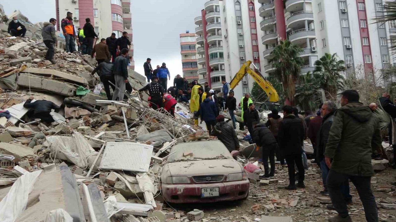 Adana’da 8 kişi için Belur Apartmanı’nda umutlu bekleyiş