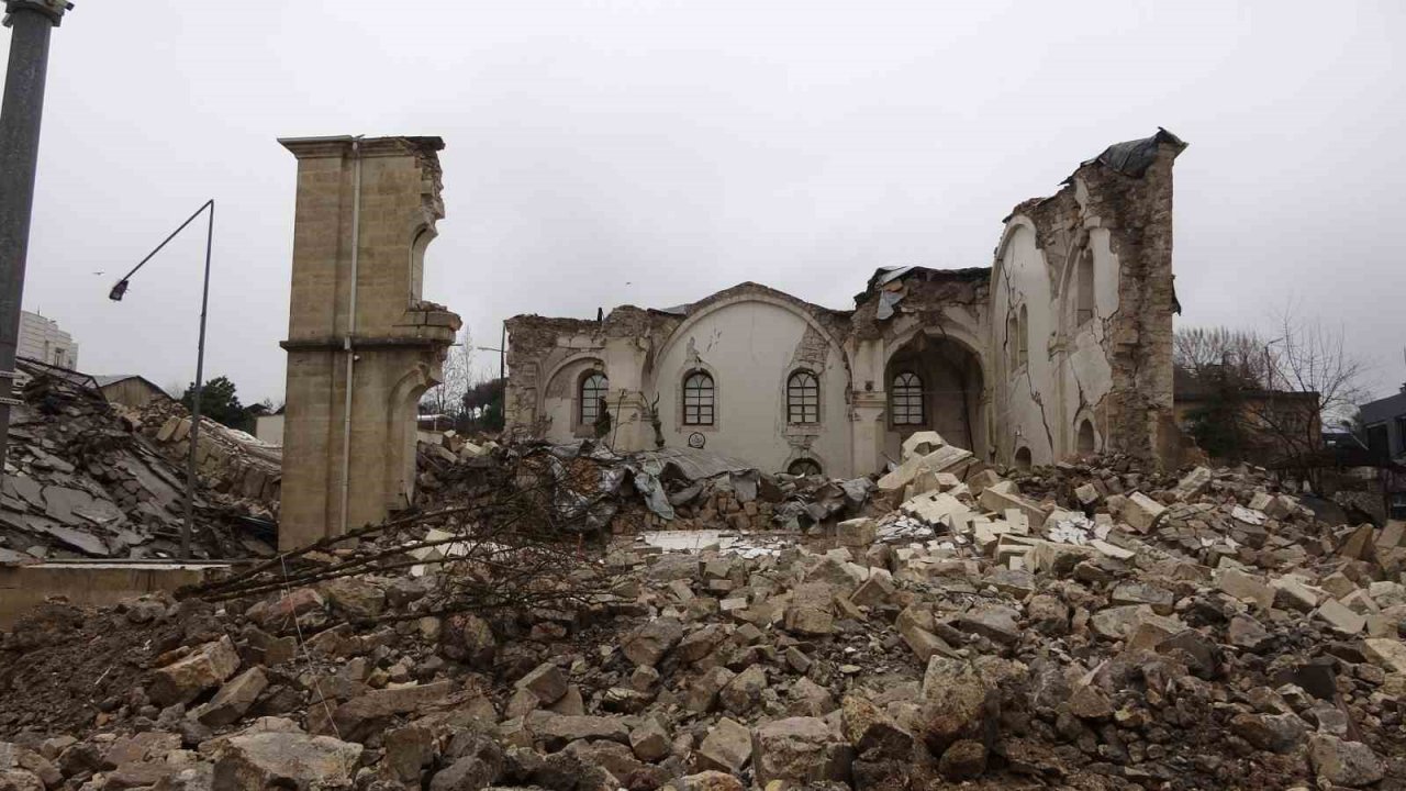 Deprem belediye binasını ve camileri yıktı