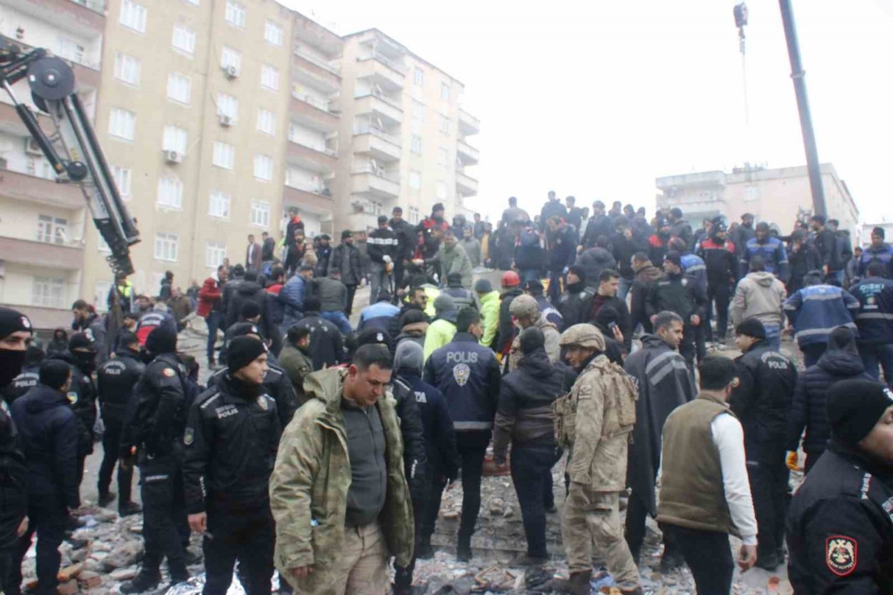 9 katlı binanın enkazında arama çalışmaları devam ediyor