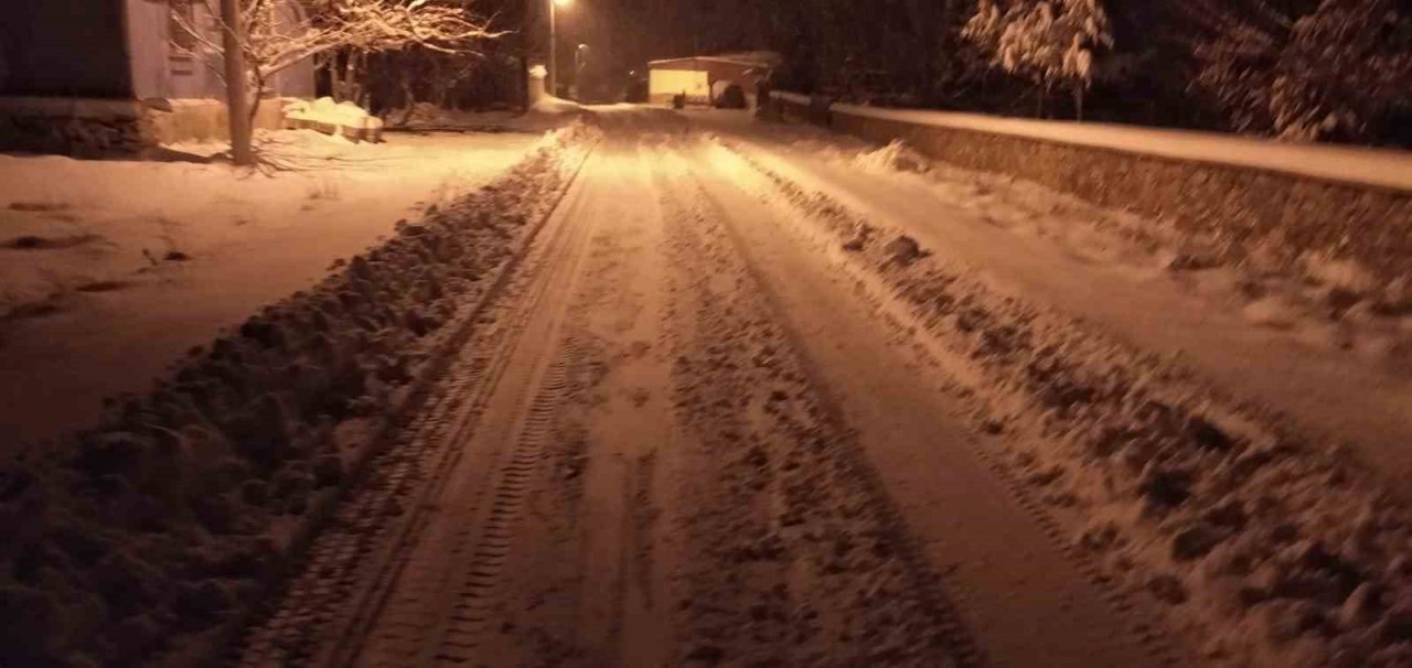 Karla mücadele ekipleri kapanan köy yollarını ulaşıma açtı