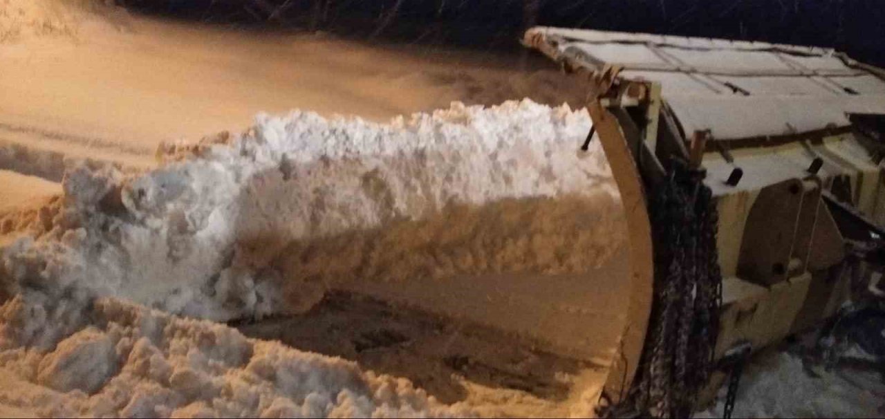 Karla mücadele ekipleri kapanan köy yollarını ulaşıma açtı