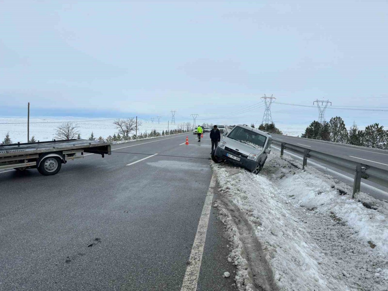 Buzlanan yollarda çok sayıda kaza meydana geldi