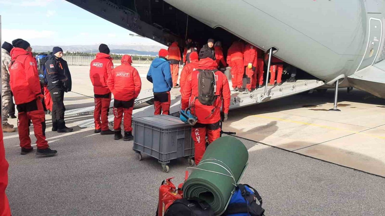 AKUT Kuşadası ekibi, deprem bölgesine hareket etti