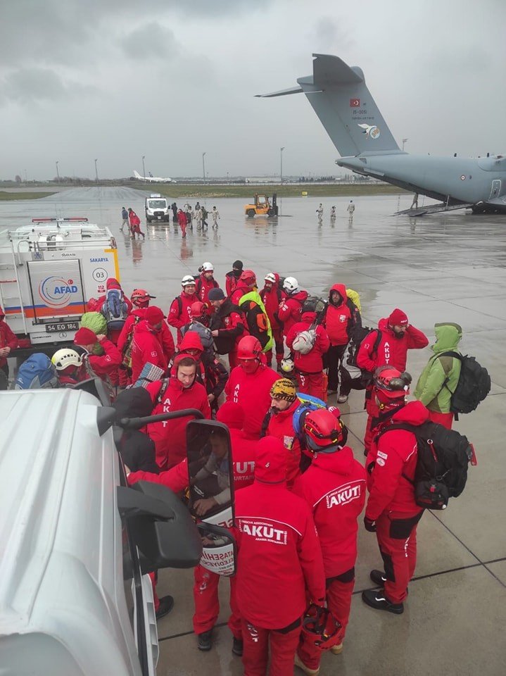 AKUT Kuşadası ekibi, deprem bölgesine hareket etti