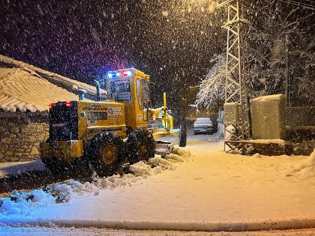 Antalya’nın Akseki ilçesinde 25 mahalle yolu kar sebebiyle kapalı