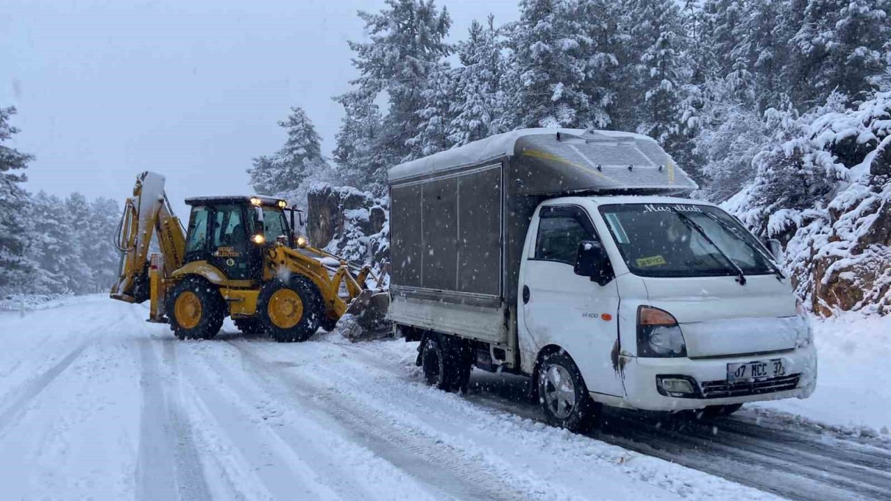 Antalya’nın Akseki ilçesinde 25 mahalle yolu kar sebebiyle kapalı