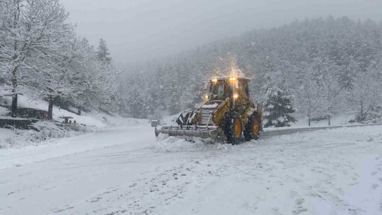 Antalya’nın Akseki ilçesinde 25 mahalle yolu kar sebebiyle kapalı