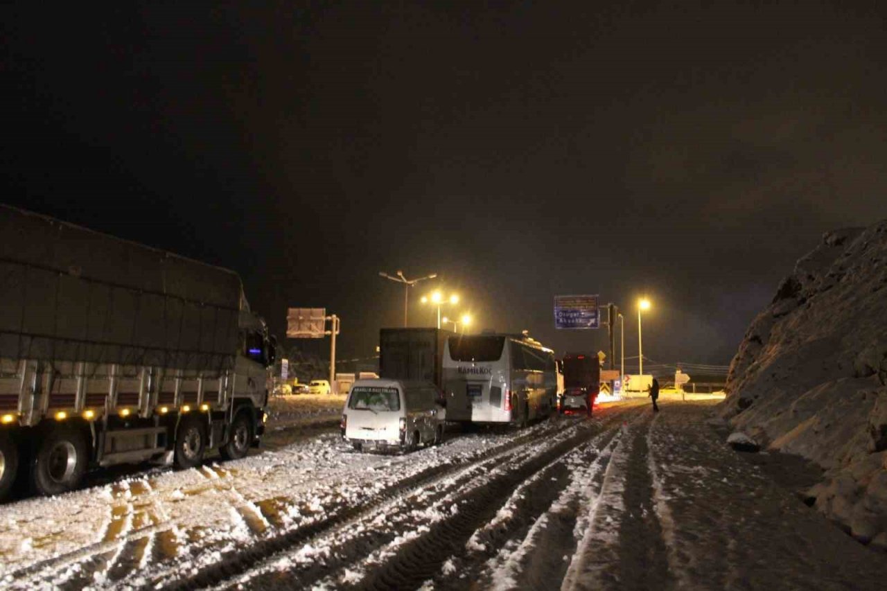 Antalya-Konya Kara Yolu’nda yüzlerce araç yolun açılmasını bekliyor