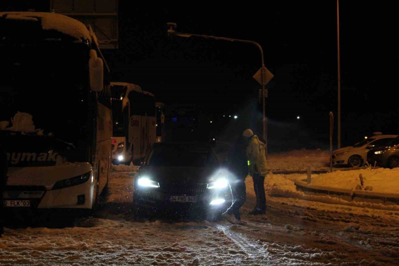 Antalya-Konya Kara Yolu’nda yüzlerce araç yolun açılmasını bekliyor