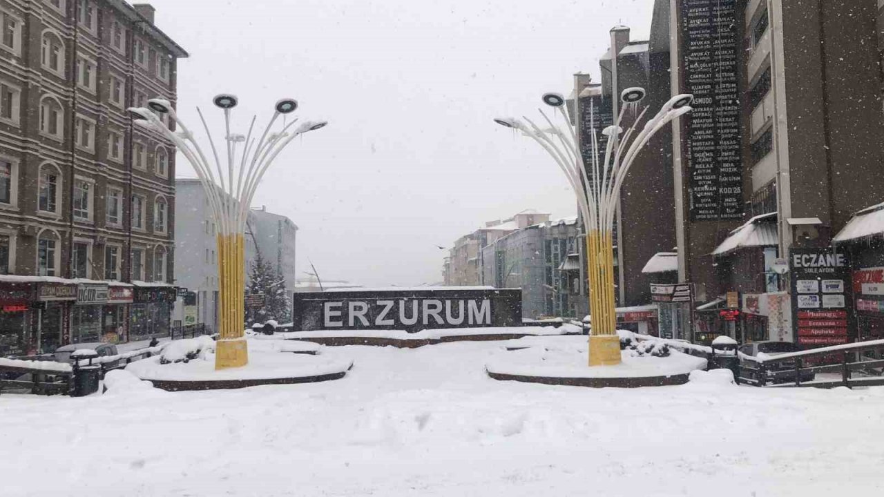 Erzurum’da yoğun kar yağışı etkili oluyor
