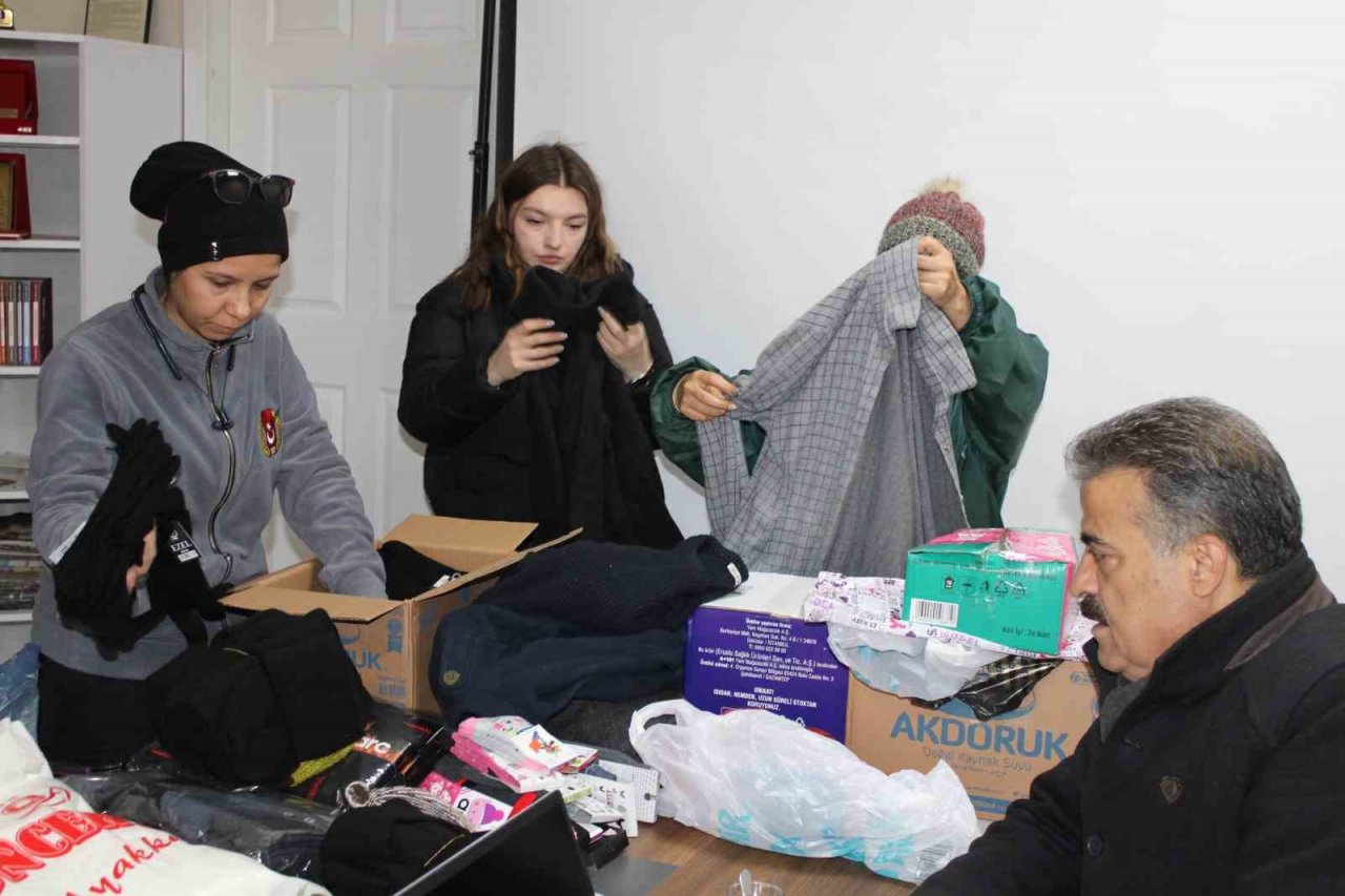 Binlerce kişi depremzedeler için meydana akın etti