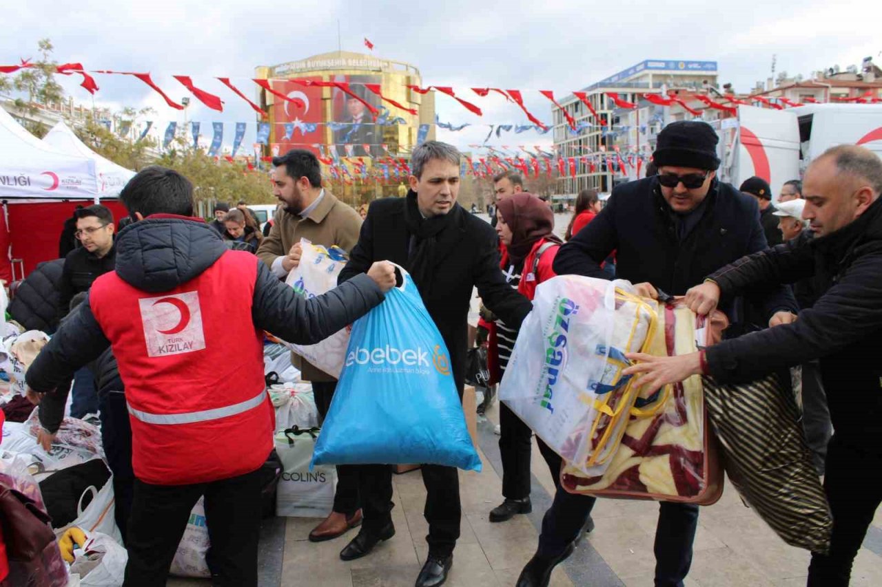Binlerce kişi depremzedeler için meydana akın etti