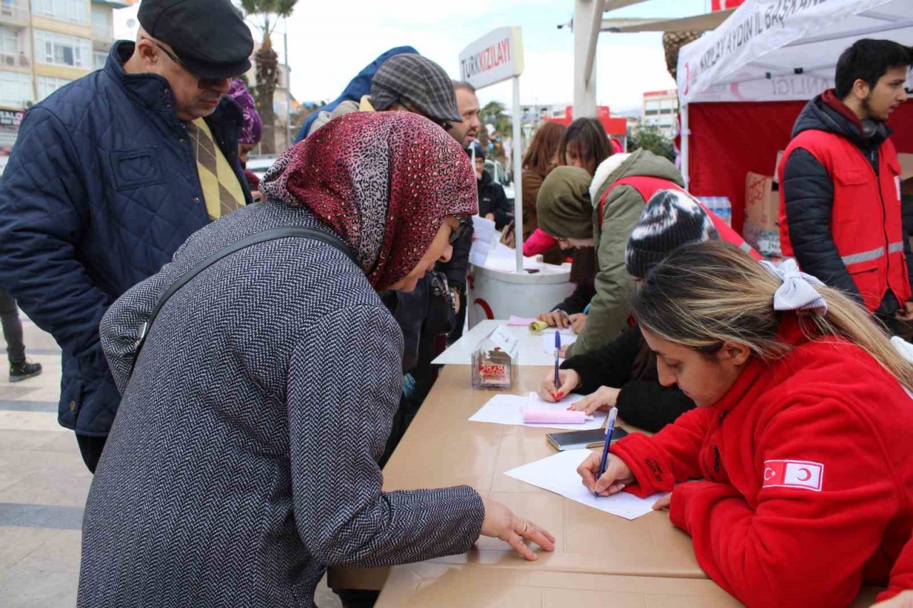 Binlerce kişi depremzedeler için meydana akın etti