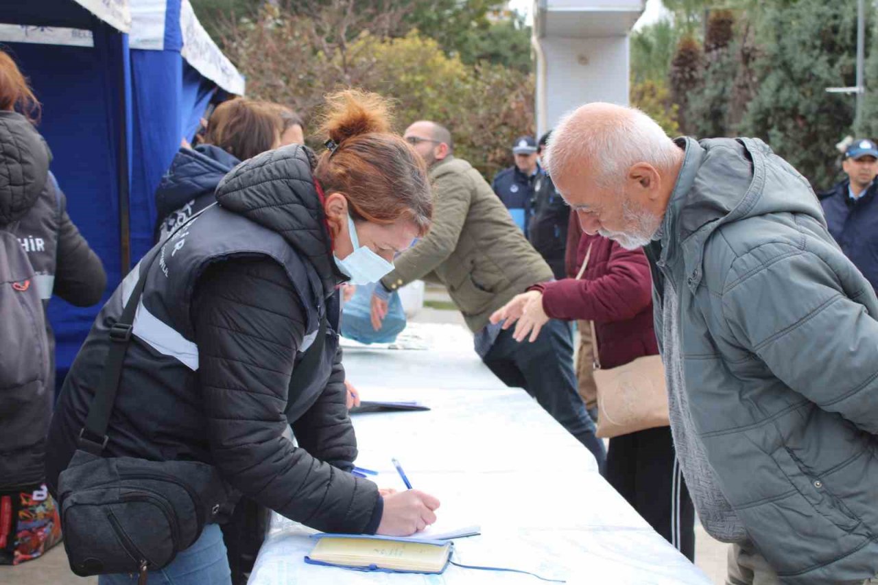 Binlerce kişi depremzedeler için meydana akın etti