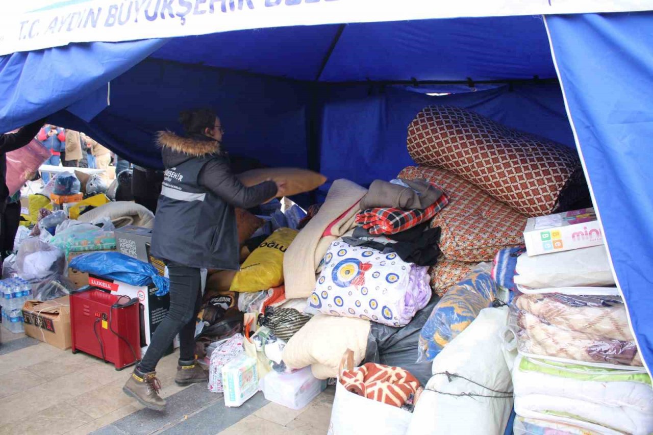 Binlerce kişi depremzedeler için meydana akın etti