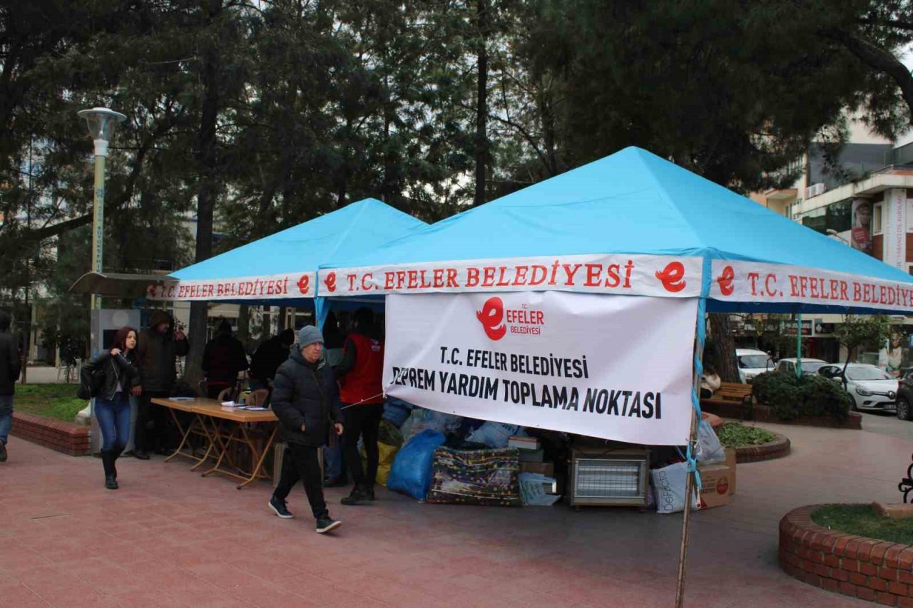 Binlerce kişi depremzedeler için meydana akın etti