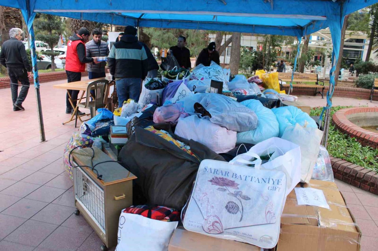 Binlerce kişi depremzedeler için meydana akın etti