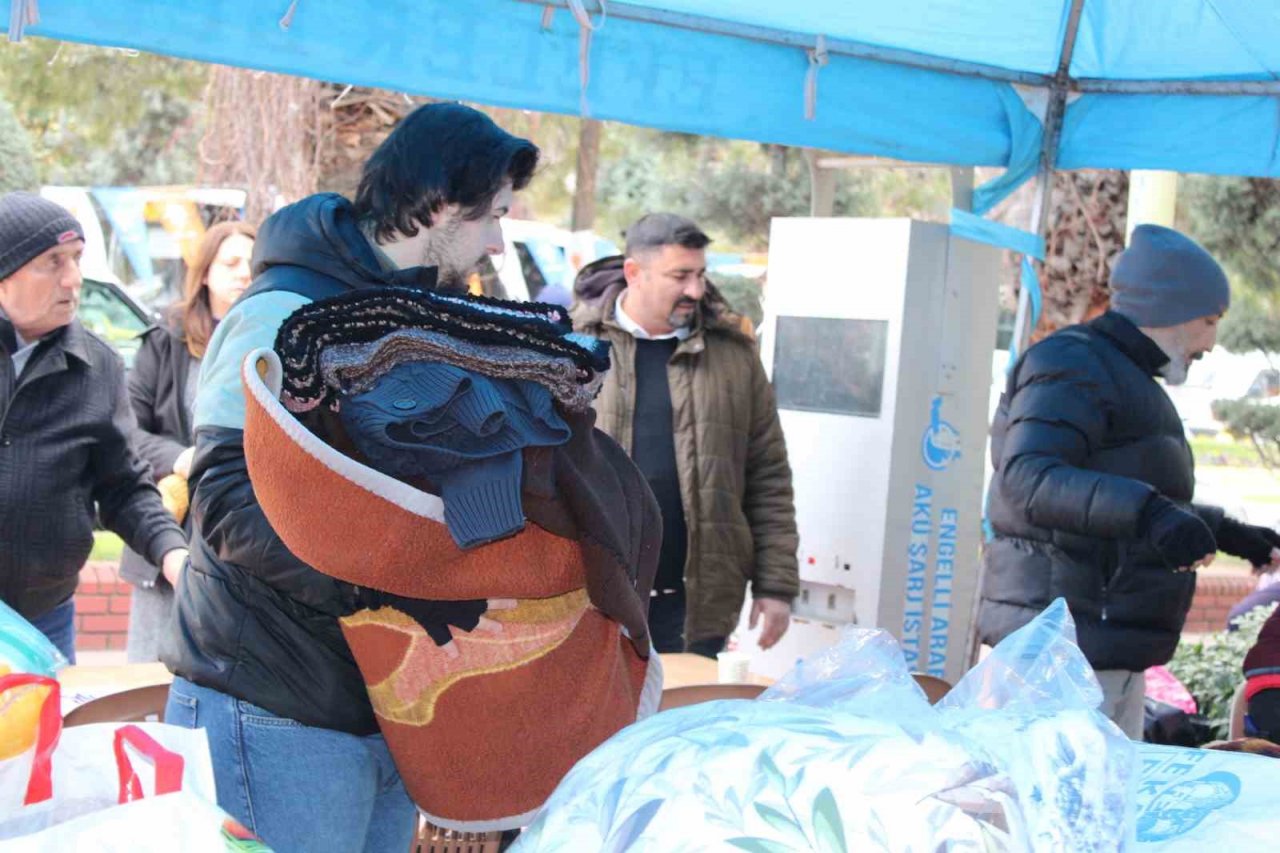 Binlerce kişi depremzedeler için meydana akın etti