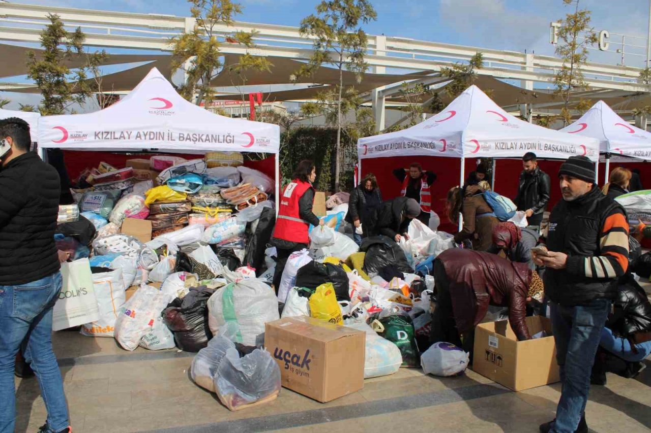 Binlerce kişi depremzedeler için meydana akın etti