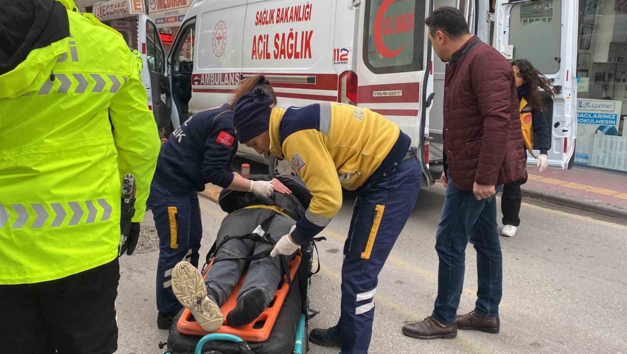 Motosiklet, otomobile arkadan çarptı: 1 yaralı