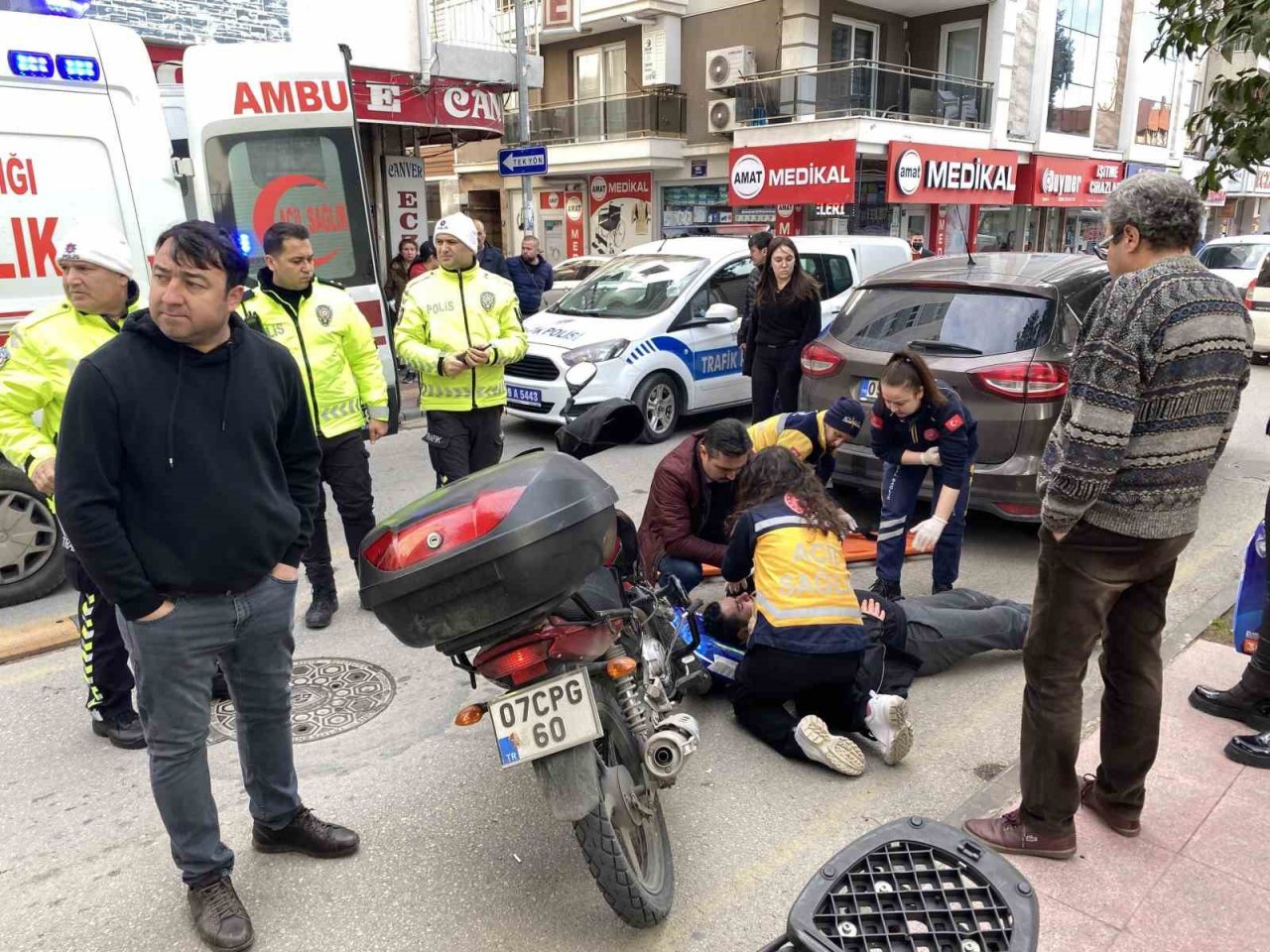 Motosiklet, otomobile arkadan çarptı: 1 yaralı