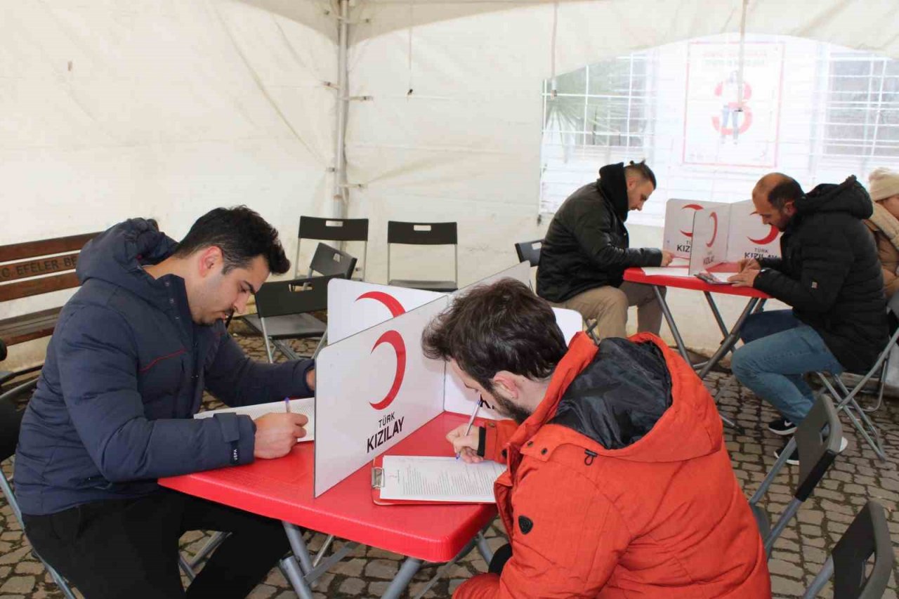 Aydınlılar kan bağışına yoğun ilgi gösteriyor